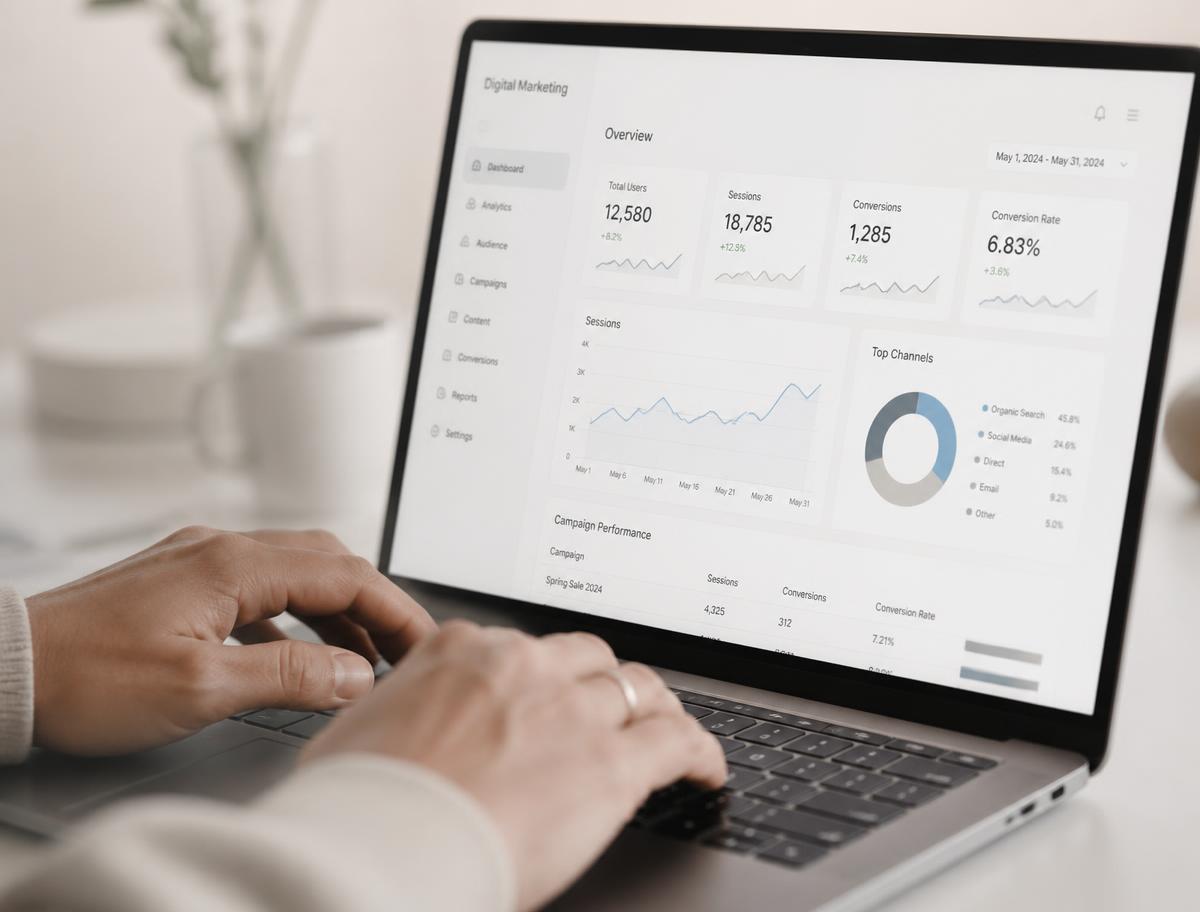 Analyse de performance marketing sur écran d'ordinateur portable